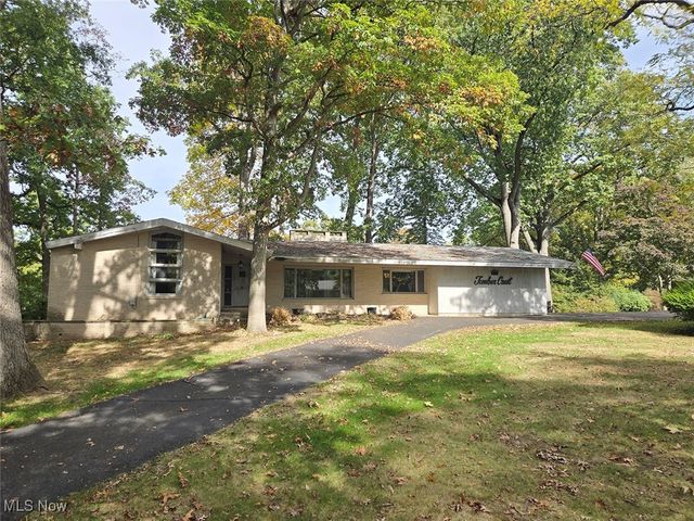 425 Tonawanda Trail SW, Hartville, OH 44632