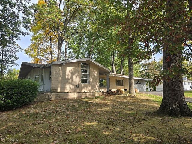 425 Tonawanda Trail SW, Hartville, OH 44632