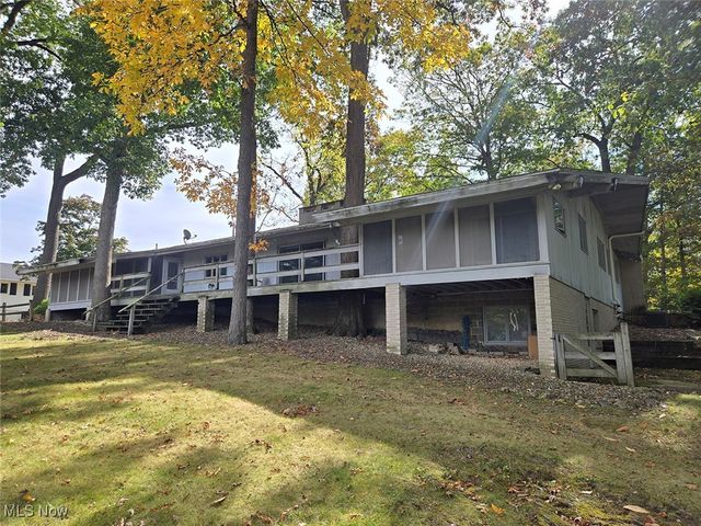 425 Tonawanda Trail SW, Hartville, OH 44632