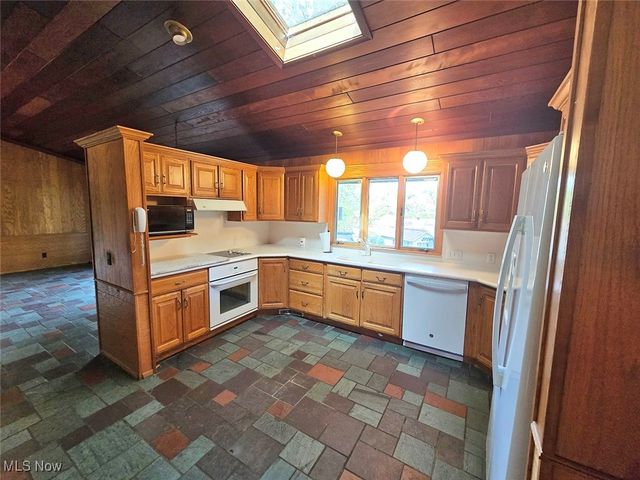 425 Tonawanda Trail SW, Hartville, OH 44632