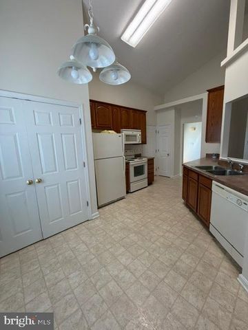 211 DOGWOOD AVE, Colonial Beach, VA 22443