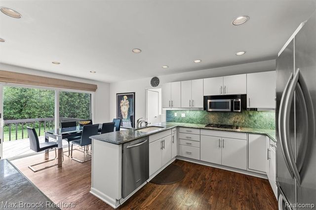 5725 Ridgewood Road, West Bloomfield, MI 48322