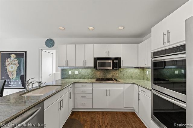 5725 Ridgewood Road, West Bloomfield, MI 48322