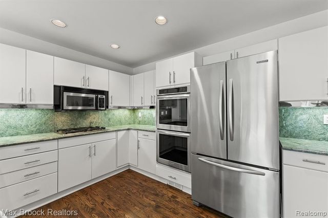 5725 Ridgewood Road, West Bloomfield, MI 48322