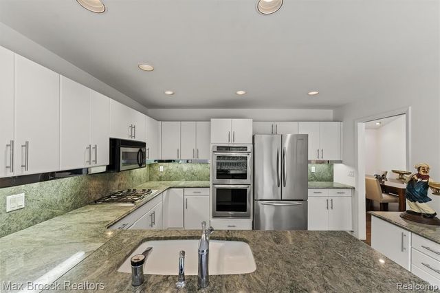 5725 Ridgewood Road, West Bloomfield, MI 48322