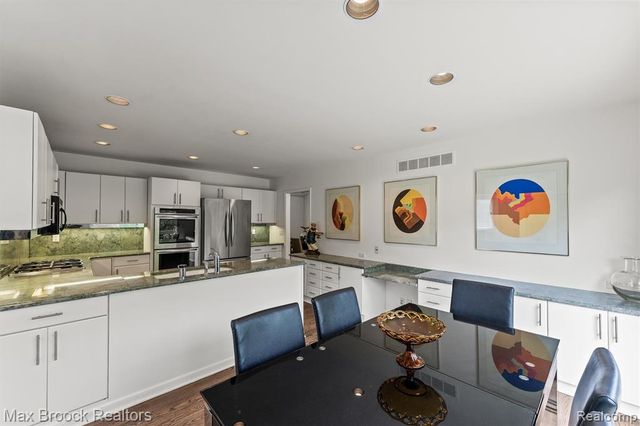 5725 Ridgewood Road, West Bloomfield, MI 48322