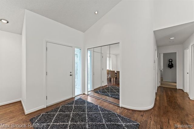 5725 Ridgewood Road, West Bloomfield, MI 48322