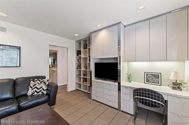 5725 Ridgewood Road, West Bloomfield, MI 48322