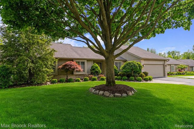 5725 Ridgewood Road, West Bloomfield, MI 48322