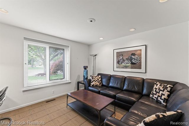 5725 Ridgewood Road, West Bloomfield, MI 48322
