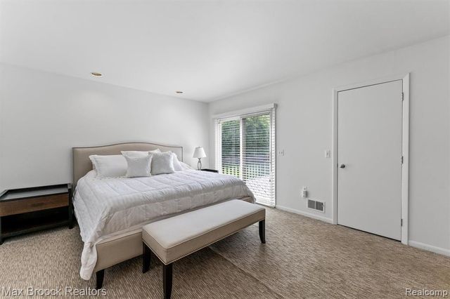 5725 Ridgewood Road, West Bloomfield, MI 48322
