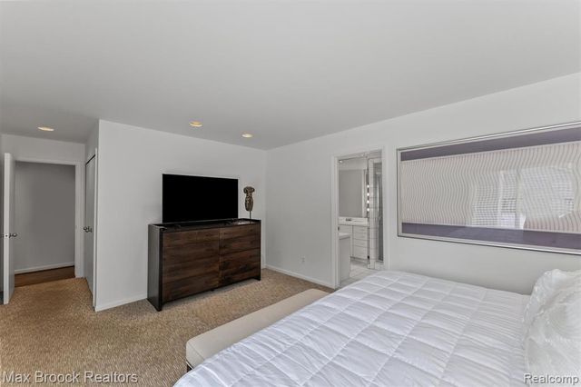 5725 Ridgewood Road, West Bloomfield, MI 48322