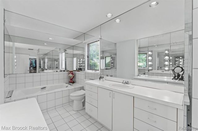 5725 Ridgewood Road, West Bloomfield, MI 48322