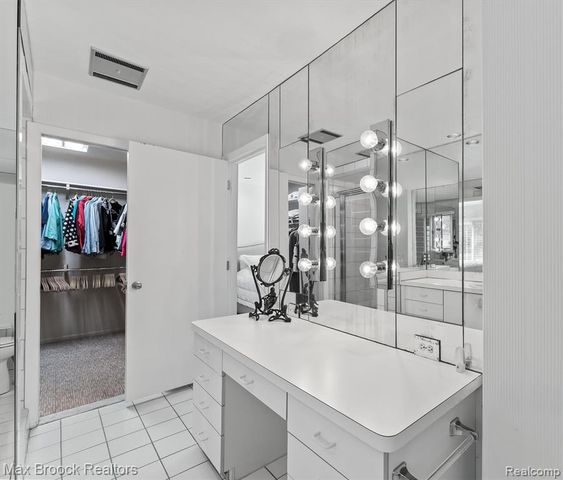 5725 Ridgewood Road, West Bloomfield, MI 48322