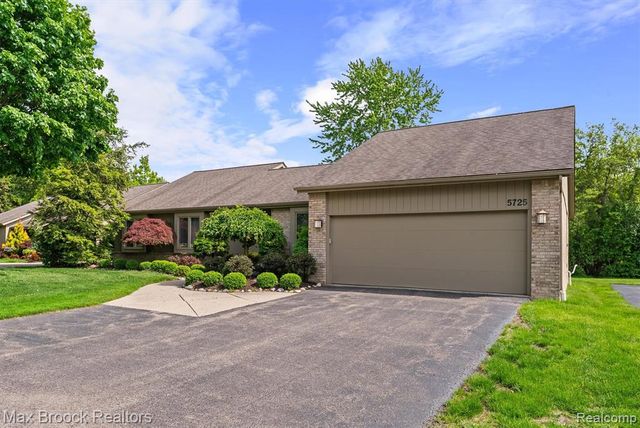 5725 Ridgewood Road, West Bloomfield, MI 48322