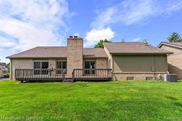 5725 Ridgewood Road, West Bloomfield, MI 48322