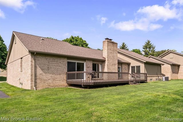 5725 Ridgewood Road, West Bloomfield, MI 48322