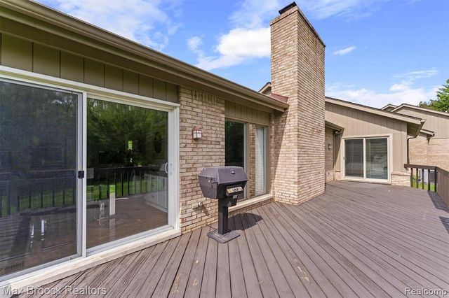 5725 Ridgewood Road, West Bloomfield, MI 48322