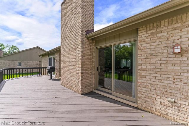 5725 Ridgewood Road, West Bloomfield, MI 48322