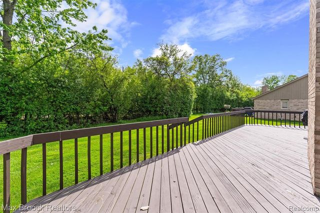 5725 Ridgewood Road, West Bloomfield, MI 48322