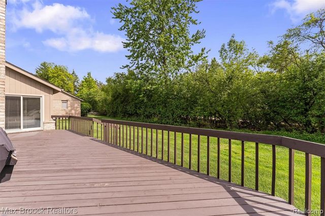 5725 Ridgewood Road, West Bloomfield, MI 48322