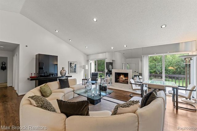 5725 Ridgewood Road, West Bloomfield, MI 48322