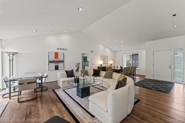 5725 Ridgewood Road, West Bloomfield, MI 48322