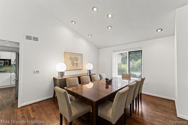 5725 Ridgewood Road, West Bloomfield, MI 48322