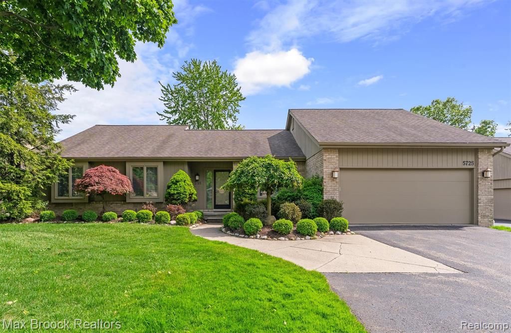 5725 Ridgewood Road, West Bloomfield, MI 48322
