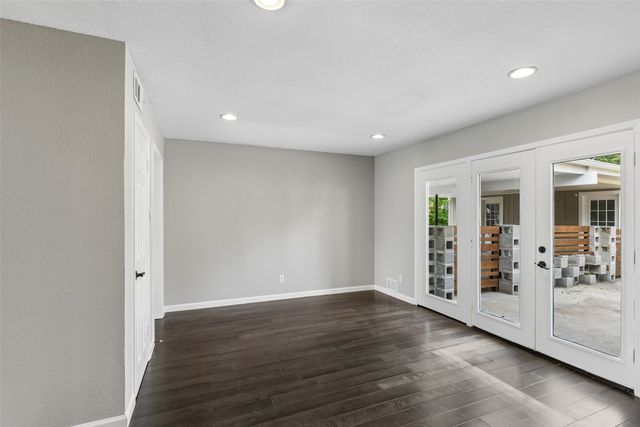 717 NW 6th Street, Grand Prairie, TX 75050