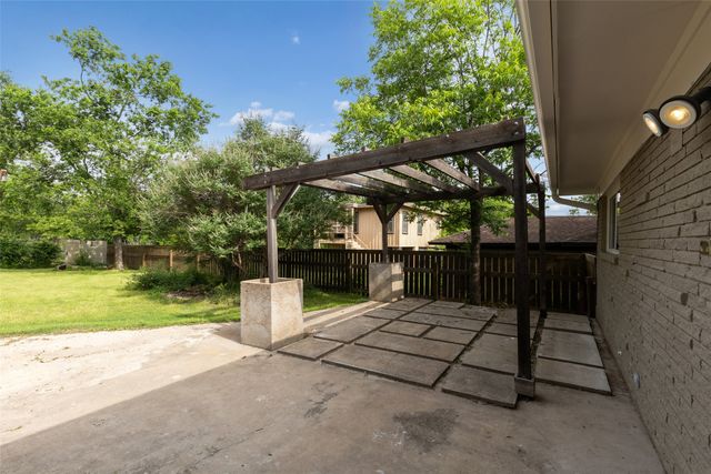 717 NW 6th Street, Grand Prairie, TX 75050