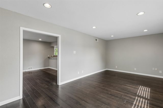 717 NW 6th Street, Grand Prairie, TX 75050