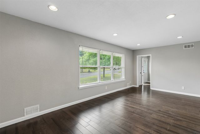 717 NW 6th Street, Grand Prairie, TX 75050