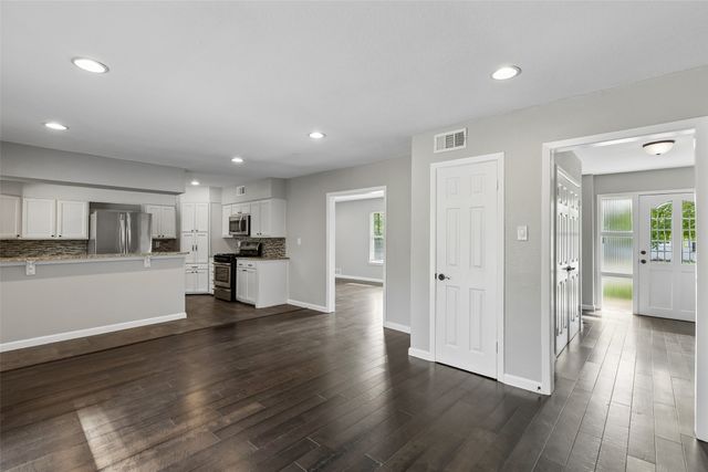 717 NW 6th Street, Grand Prairie, TX 75050
