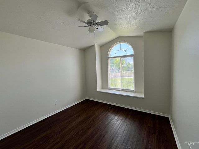 1308 W Ryegrass Ct, Kuna, ID 83634