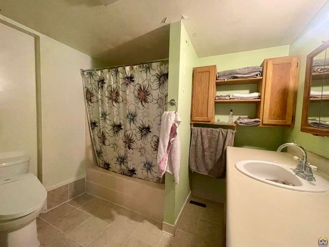 2345 SE Virginia AVE, Topeka, KS 66605