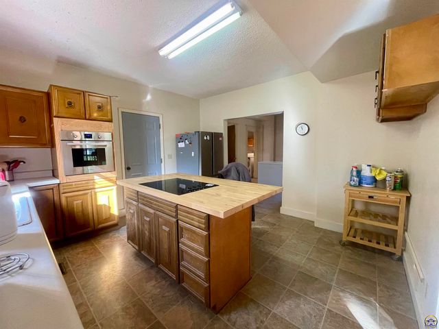 2345 SE Virginia AVE, Topeka, KS 66605