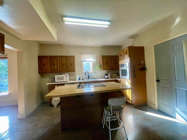 2345 SE Virginia AVE, Topeka, KS 66605