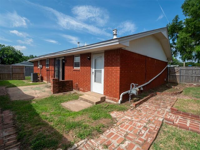 1700 N Janeway Avenue, Moore, OK 73160