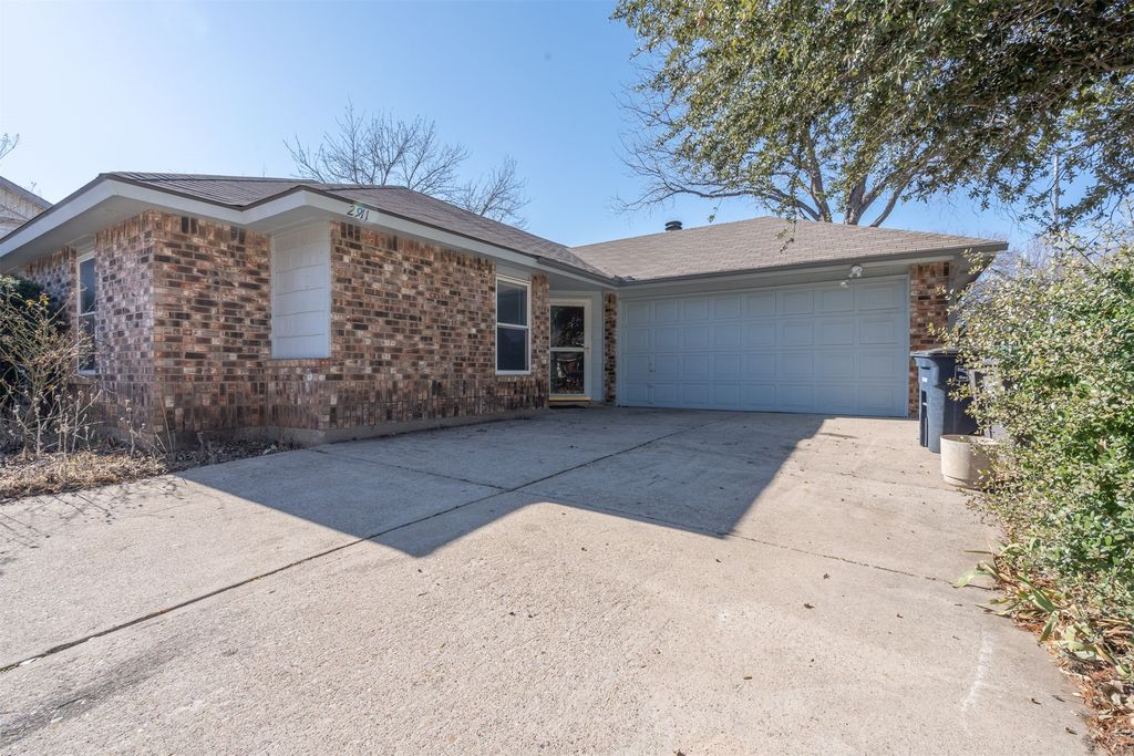 2911 Forest Creek Drive, Fort Worth, TX 76123
