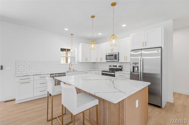 220 Echo Lake Circle, Byrnes Mill, MO 63025