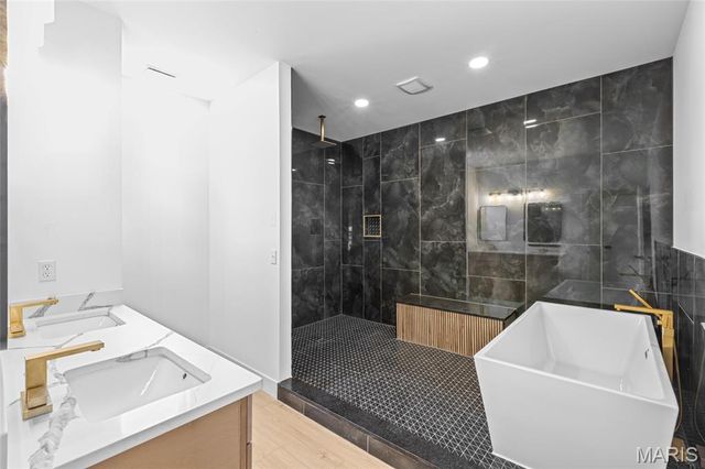 220 Echo Lake Circle, Byrnes Mill, MO 63025