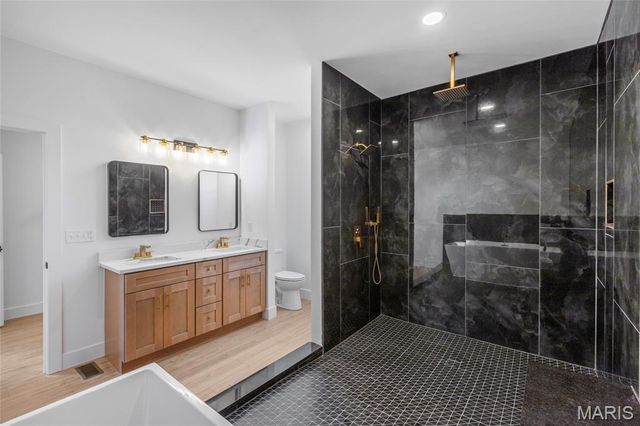 220 Echo Lake Circle, Byrnes Mill, MO 63025