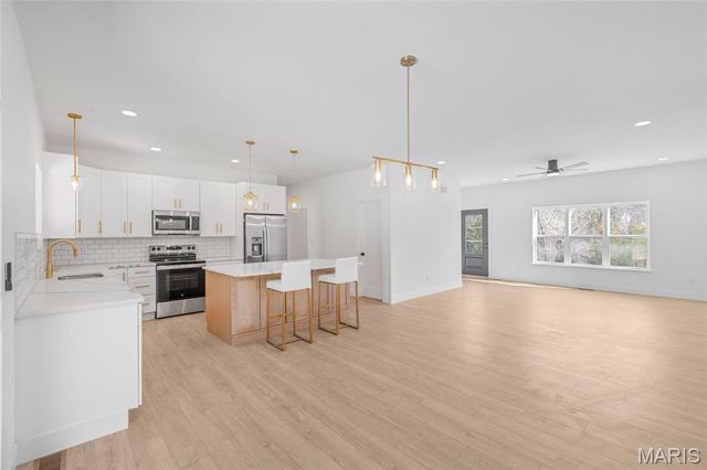 220 Echo Lake Circle, Byrnes Mill, MO 63025