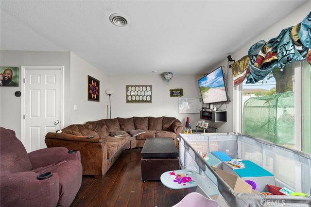 698 E 5th Street, Azusa, CA 91702