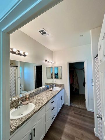 634 W Red Oak Avenue, Porterville, CA 93257