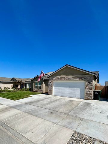 634 W Red Oak Avenue, Porterville, CA 93257