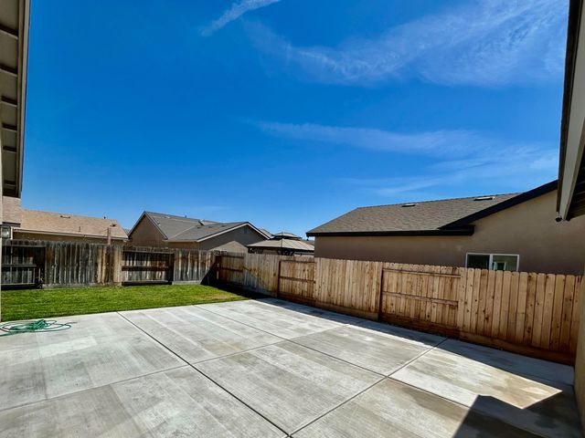 634 W Red Oak Avenue, Porterville, CA 93257