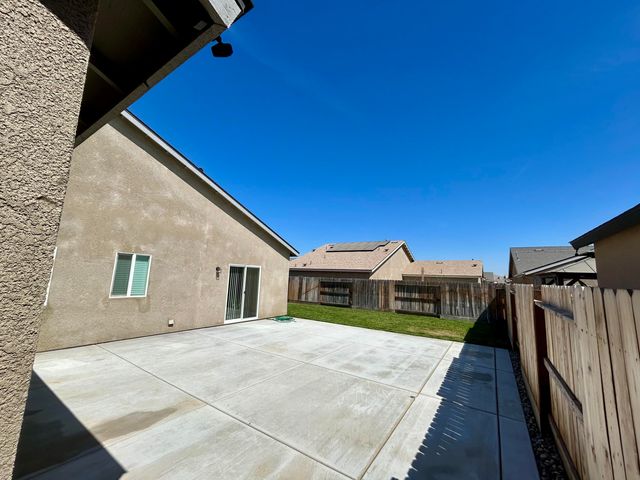 634 W Red Oak Avenue, Porterville, CA 93257