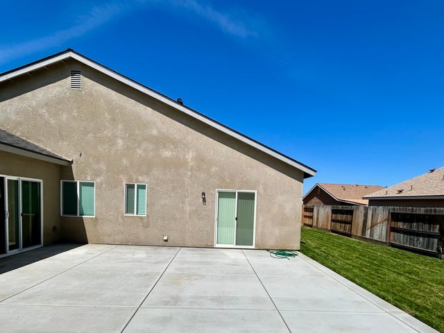634 W Red Oak Avenue, Porterville, CA 93257